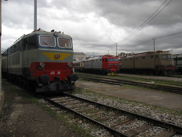 [Locomotive elettriche storiche E656.001, E636.284 "Camilla"
ed  E636.164  esposte sul  piazzale  della  Squadra Rialzo  di  Milano
Centrale.  Milano, 23 marzo 2014.]