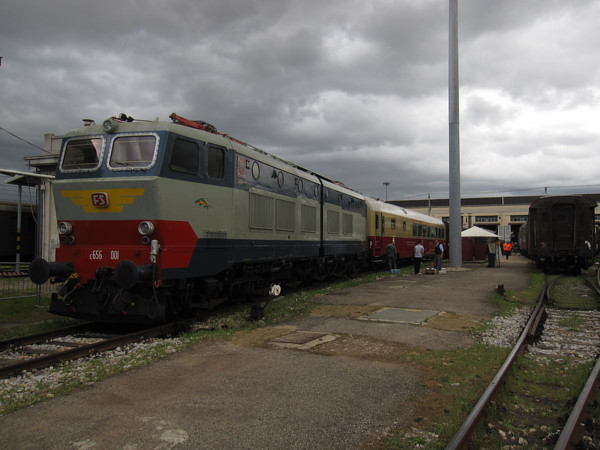 [Locomotive elettrica storica FS E656.001 e vagone ristorante Tipo TEE
1969  61&nbsp;83&nbsp;88-90&nbsp;902-9&nbsp;WRz   sul  piazzale  della
Squadra Rialzo di Milano Centrale.  Milano, 23 marzo 2014.]