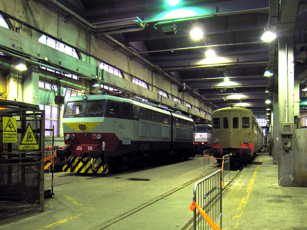 [Locomotive  elettriche  FS  E656.590   ed  E444.038  con  rimorchiata
Le&nbsp;883.001 all'interno  della Squadra Rialzo di  Milano Centrale.
Milano, 23 marzo 2014.]
