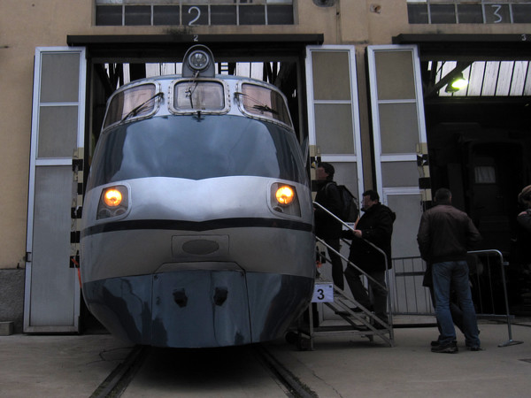 [Vista    frontale    del    muso   dell'elettrotreno    FS    ETR.401
"Pendolino" riportato  in livrea  originale ed  esposto alla
Squadra Rialzo di Milano Centrale.  Milano, 23 marzo 2014.]