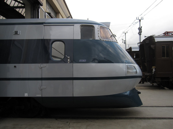 [Vista   di   profilo   del    muso   dell'elettrotreno   FS   ETR.401
"Pendolino" riportato  in livrea  originale ed  esposto alla
Squadra Rialzo di Milano Centrale.  Milano, 23 marzo 2014.]