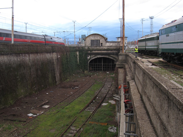 [Sbocco dei binari sotterranei dei Magazzini Raccordati Est (lungo Via
Ferrante Aporti) della Stazione Centrale  di Milano.  Milano, 23 marzo
2014.]