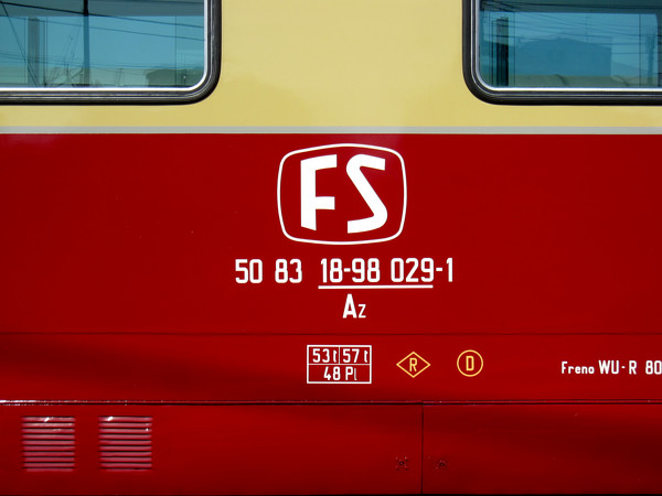 [Marcatura della carrozza FS 50&nbsp;83&nbsp;18-98&nbsp;029-1&nbsp;Az,
Gran Confort  tipo 1970 colorata  in fase  di restauro in  livrea TEE.
Milano, 24 marzo 2019.]