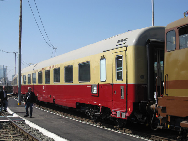 [Carrozza FS 50&nbsp;83&nbsp;18-98&nbsp;029-1&nbsp;Az,
Gran Confort  tipo 1970 colorata  in fase  di restauro in  livrea TEE.
Milano, 24 marzo 2019.]