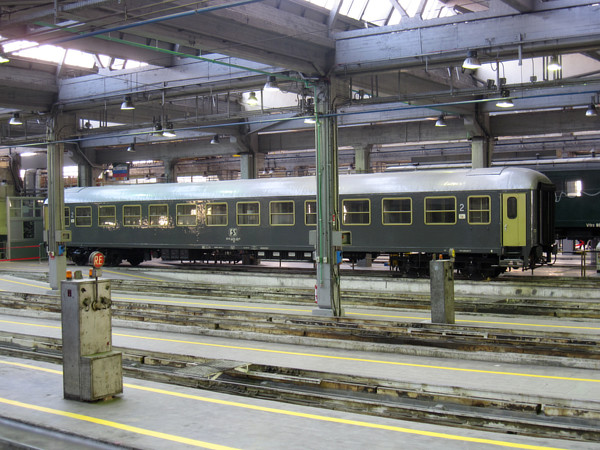 [Carrozza          UIC-X           di          seconda          classe
50&nbsp;83&nbsp;22-78&nbsp;449-9 in livrea  grigio ardesia nella
Squadra Rialzo Milano Centrale.  Milano, 24 marzo 2019.]
