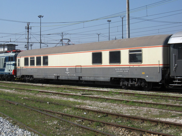 [Carrozza  ristorante  FS 61&nbsp;83&nbsp;88-90&nbsp;999-5&nbsp;WR  ex
"Pizza  Express"  ottenuta  dalla  conversione  del  furgone
generatore TEE tipo 1969 61&nbsp;83&nbsp;95-90&nbsp;903-8&nbsp;Dz.  Si
presenta in  livrea TEE Bandiera che  in realtà non portò  mai durante
gli anni in servizio regolare.  Milano, 24 marzo 2019.]