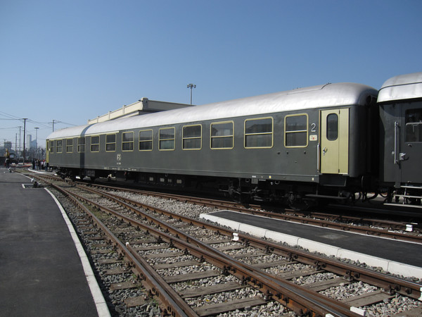 [Carrozza mista di  prima e seconda classe FS  ABz&nbsp;55000 del tipo
UIC-X 1964 in livrea grigio ardesia.  Milano, 24 marzo 2019.]