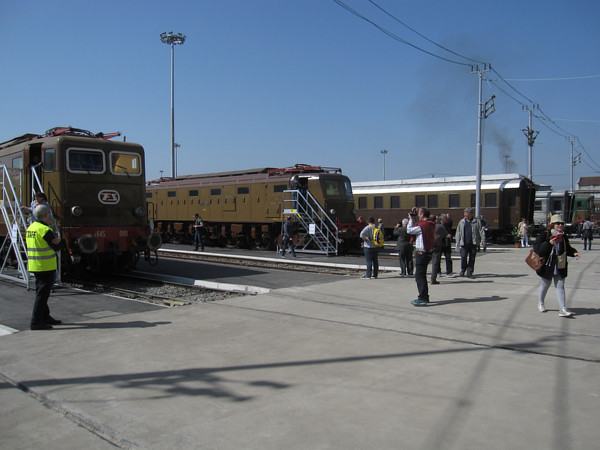 [La  parata di  rotabili  storici sul  piazzale  della Squadra  Rialzo
Milano  Centrale le  Giornate FAI  di primavera  2019.  Da  sinistra a
destra le locomotive elettriche  E645.090 ed E428.202, la frenografica
60&nbsp;83&nbsp;99-89&nbsp;010-2&nbsp;Vfrz, il  postale DUz&nbsp;93000
e la locomotiva diesel D343.1030.  Milano, 24 marzo 2019.]