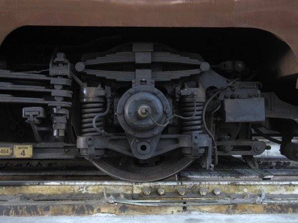 [Dettaglio del  carrello dell'elettromotrice  ALe&nbsp;883.007 esposta
alla Squadra Rialzo Milano Centrale.  Milano, 24 marzo 2019.]