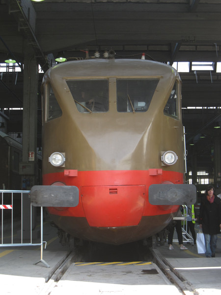 [Elettromotrice leggera  ALe&nbsp;883.007 nella Squadra  Rialzo Milano
Centrale.  Milano, 24 marzo 2019.]