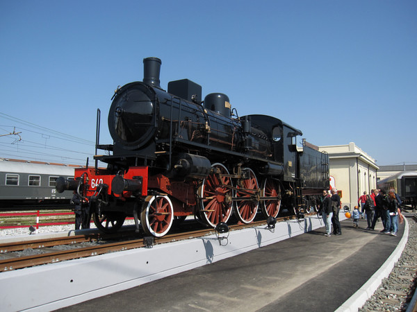 [Locomotiva a vapore FS 640.148 monumentata sul piazzale della Squadra
Rialzo Milano Centrale.  Milano, 24 marzo 2019.]