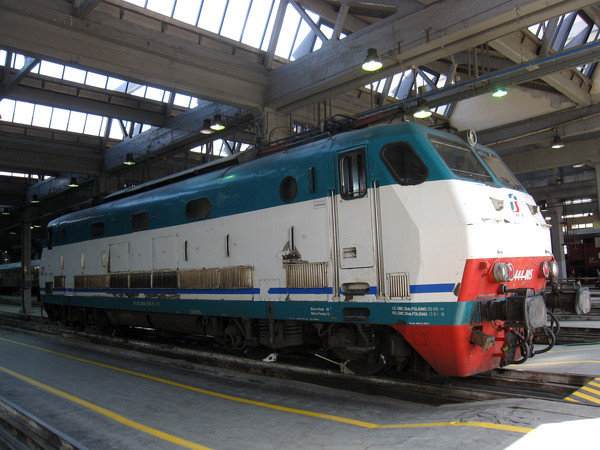 [Locomotiva   elettrica  E444.005   "Tartaruga  Elettronica"
all'interno della Squadra Rialzo Milano Centrale.  Milano, 24 marzo
2019.]