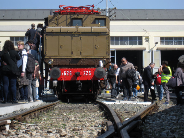 [Vista frontale  della locomotiva  elettrica FS E626.225.   Milano, 24
marzo 2019.]