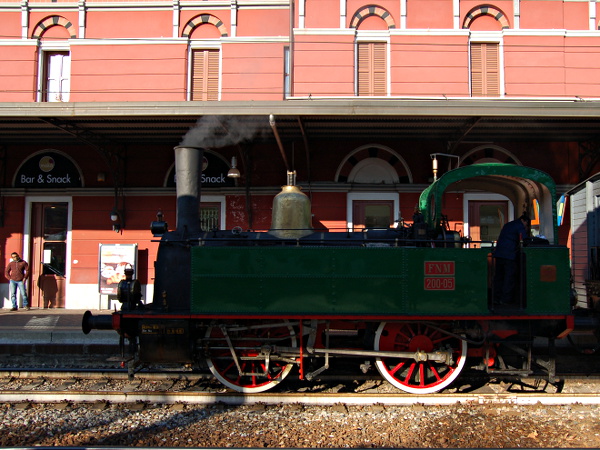 [Vista laterale della locomotiva a vapore storica FNM 200-05 in sosta nella stazione di Varese Nord]