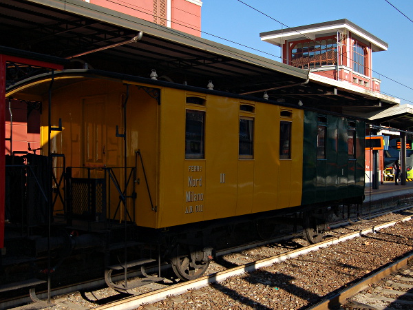 [Carrozza storica FNM AB.011 con scomparti di prima e seconda classe.]