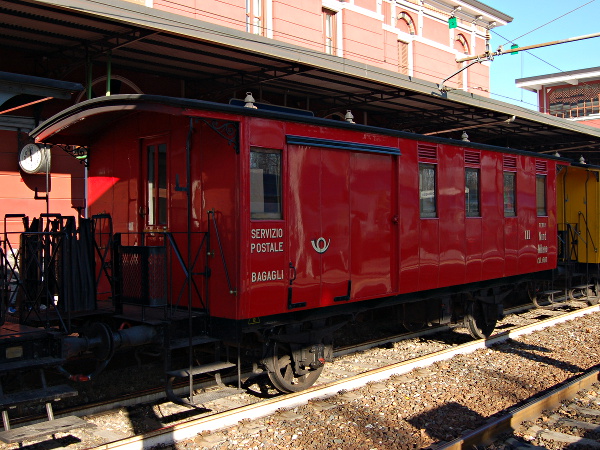 [Carrozza storica FNM CD.601 con bagagliaio, scomparto postale e scomparto di terza classe.]