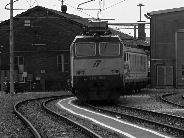 [Vista frontale della locomotiva
elettrica FS E632.004 nel deposito di Torino Smistamento]
