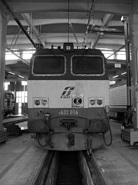 [Locomotiva elettrica FS E632.016 in
deposito a Torino Smistamento]