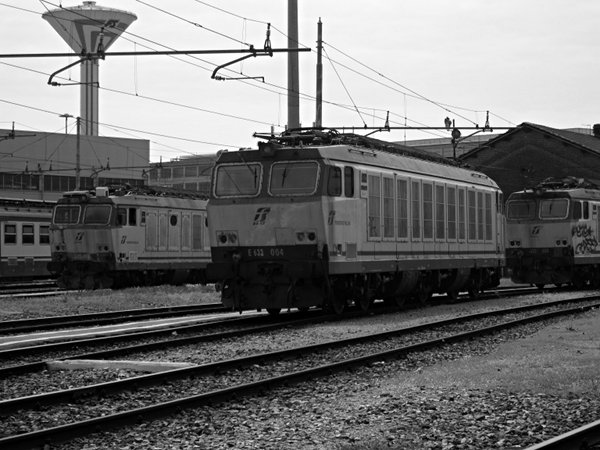 [Tre locomotive elettriche FS in sosta a Torino Smistamento:
E633.060, E632.004 ed E632.035]