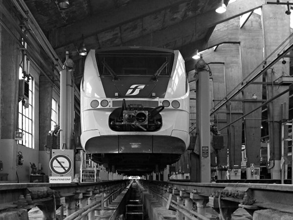 [Un treno
Minuetto sollevato nell'officina ALe di Torino Smistamento]