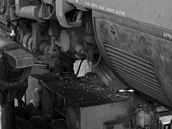 [Tornitura di una sala della locomotiva elettrica FS E652.027
nell'impianto del tornio in fossa di Torino Smistamento]