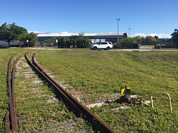 [Raccordo ferroviario  abbandonato tra le stazioni  di Fort Lauderdale
Airport e Sheridan Street.  Dania Beach, 11 gennaio 2019.]