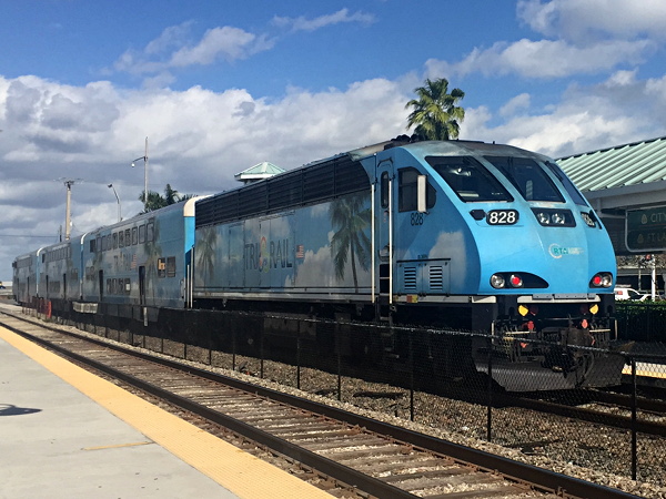 [Locomotiva  diesel-elettrica  Brookville BL36PH  n&ordm;&nbsp;828  di
Tri-Rail in spinta  a un convoglio di carrozze Hyundai  Rotem in sosta
nella stazione  di Fort Lauderdale  Airport.  Dania Beach,  11 gennaio
2019.]