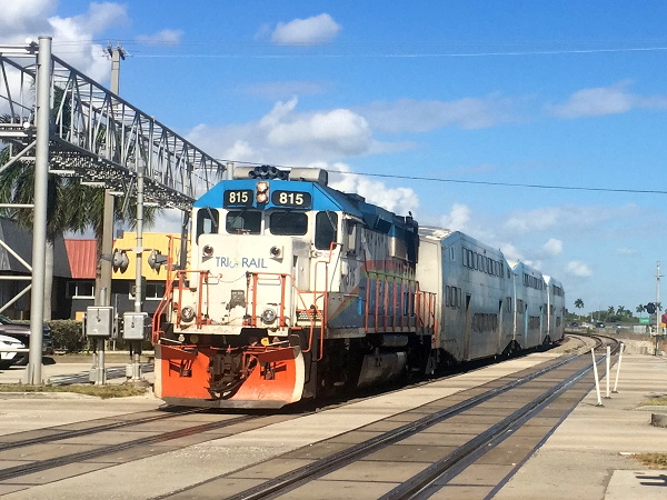 [Locomotiva diesel-elettrica EMD  GP49H-3 n&ordm;&nbsp;815 di Tri-Rail
in ingresso nella stazione di Fort Lauderdale Airport alla testa di un
convoglio di carrozze a due piani Bombardier.  Dania Beach, 11 gennaio
2019.]