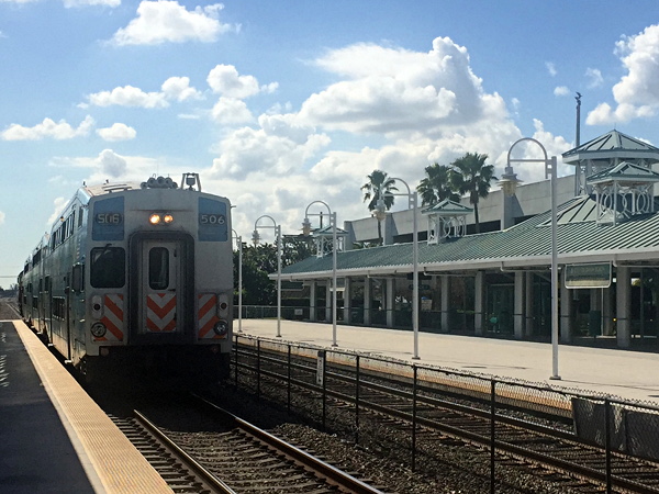 [Carrozza   pilota  n&ordm;&nbsp;506   di  Tri-Rail,   di  costruzione
Bombardier  e di  tipo  passante, nella  stazione  di Fort  Lauderdale
Airport.  Dania Beach, 11 gennaio 2019.]