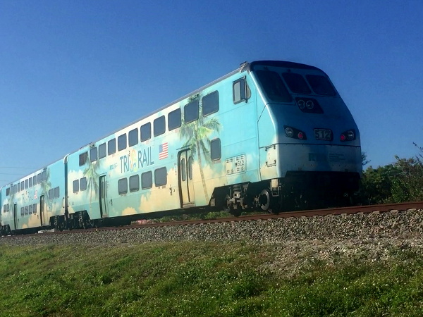 [Carrozza pilota n&ordm;&nbsp;512 di  Tri-Rail, di costruzione Hyundai
Rotem,  in transito  tra Fort  Lauderdale Airport  e Sheridan  Street.
Dania Beach, 11 gennaio 2019.]