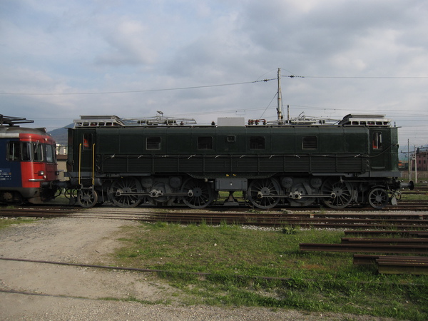 Vista laterale
della locomotiva elettrica SBB Be 4/6 12339.  Si nota il rodiggio con
trasmissione mediate biella e albero cieco, la serpentina di
raffreddamento del trasformatore, i pantografi e i reostati di
frenatura sull'imperiale.  Luino, 17 aprile 2010.