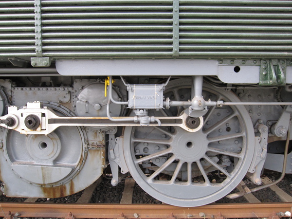 Particolare della
trasmissione a bielle della locomotiva elettrica SBB Be 4/6 12339.
Luino, 17 aprile 2010.