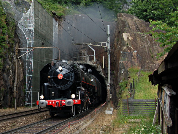 [Locomotiva a vapore SNCF 141R.1244 all'uscita dalla galleria
Maienkreutz a Wassen. (27 giugno 2015)]