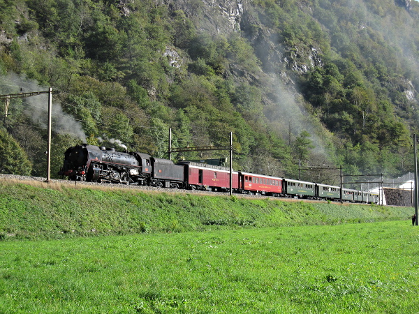 [Locomotiva a vapore SNCF 141.R.568 con carrozze storiche BLS presso
Biasca (20 ottobre 2012)]