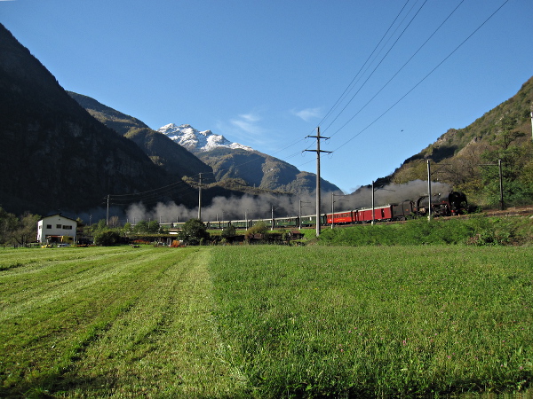 [Locomotiva a vapore SNCF 141.R.568 con treno storico &laquo;Swiss
Classic Train&raquo; in transito a Giornico (20 ottobre 2012)]