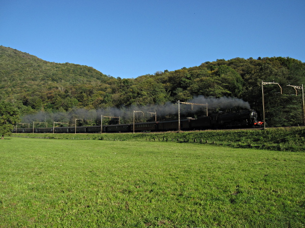 [Locomotiva a vapore SNCF 141.R.568 con treno storico &laquo;Swiss
Classic Train&raquo; in transito a Taverne (20 ottobre 2012)]