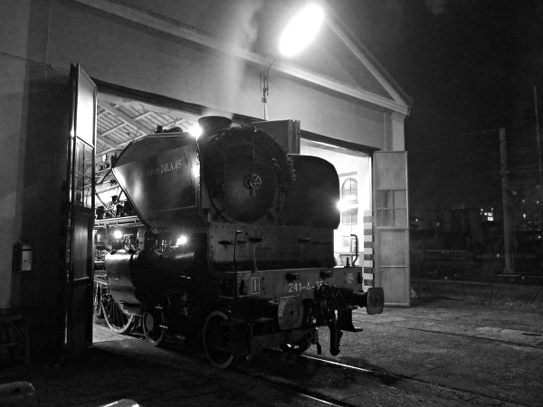 [Muso della locomotiva a vapore SNCF 241.A.65 a Luino (12 marzo
2011)]