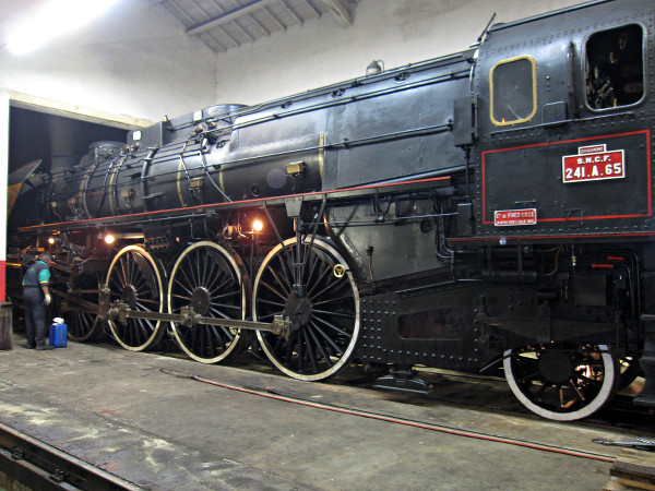 [Accudienza alla locomotiva a vapore SNCF 241.A.65 a Luino nella
rimessa dell'Associazione verbano express (12 marzo 2011)]