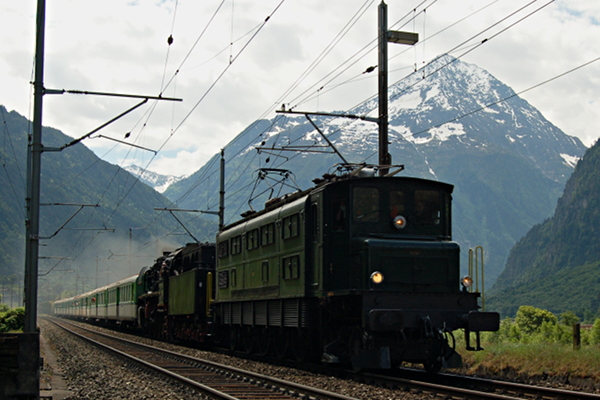 [Treno storico Gottardo Express in arrivo a Erstfeld.  In testa la
locomotiva Ae 4/7 10987, seguita dalla Br 50 3673 e dalle carrozze
Leichtstahlwagen delle Ferrovie Nord Milano.  Erstfeld, 3 giugno
2017.]