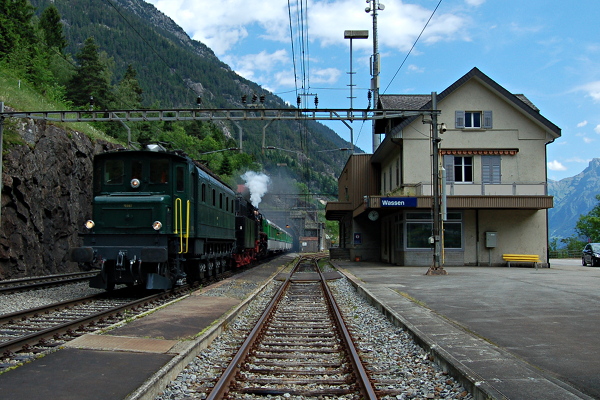 [La locomotiva elettrica storica Ae 4/7 10987 in transito nella
stazione di Wassen sulla linea storica del San Gottardo.  Wassen, 3
giugno 2017.]