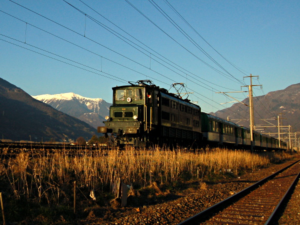 [Locomotiva elettrica storica Ae 4/7 10987 con treno speciale di
carrozze FNM in transito presso Intschi (7 marzo 2015)]