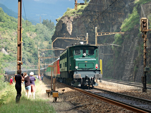 [Locomotive elettriche storiche Ae 4/7 10987 e Re 4/4<sup>I</sup>
10016 in coda a un treno presso Polmengo, sulla ferrovia del San
Gottardo. (27 giugno 2015)]