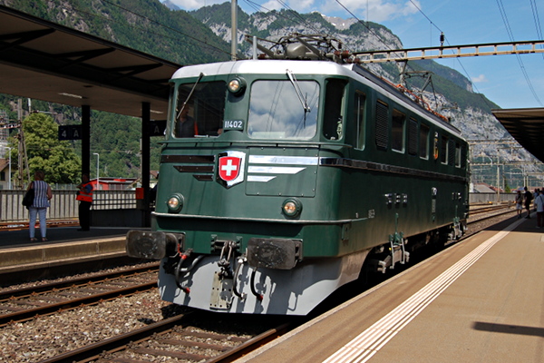 [Locomotiva elettrica storica Ae 6/6 11402 &laquo;Uri&raquo; di SBB
Historic in sosta sul primo binario della stazione di Erstfeld.
Erstfeld, 3 giugno 2017.]