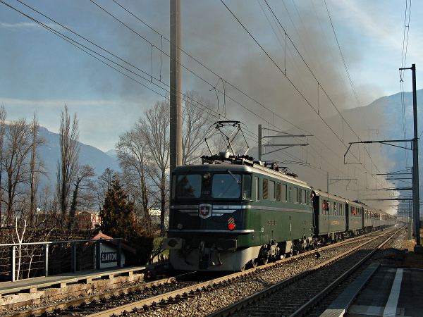 [Locomotiva elettrica Ae 6/6 11406 Aargau in transito a Sant'Antonino,
in spinta a un treno storico (7 marzo 2015)]