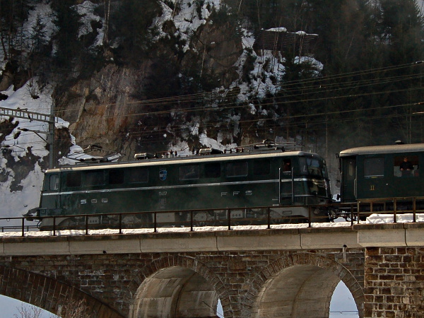 [Locomotiva elettrica Ae 6/6 11407 in transito sul ponte di Stalvedro,
persso Airolo (7 marzo 2015)]