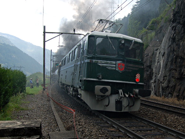 [Locomotiva elettrica storica SBB Ae 6/6 11407 &laquo;Aargau&raquo;
sul livello superiore della ferrovia a Wassen. (27 giugno 2015)]