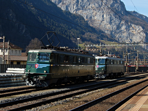 [Locomotive elettriche Ae 6/6 11411 Zug e 11402 Uri a Erstfeld (7
marzo 2015)]