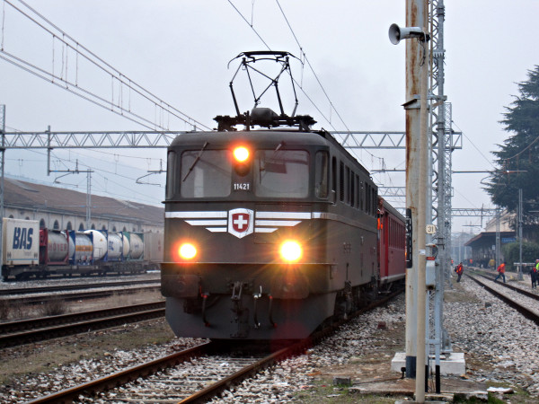 [Locomotiva elettrica Ae 6/6 11421 in partenza da Luino (12 marzo
2011)]