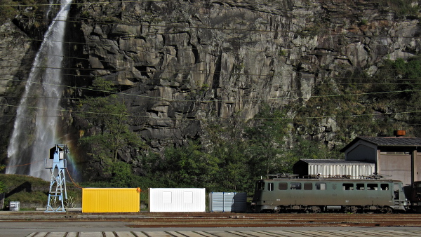 [Locomotiva elettrica SBB Ae 6/6 11503 &laquo;Payerne&raquo;
accantonata a Biasca in attesa della demolizione.  Sulla sinistra la
cascata di Santa Petronilla.
(20 ottobre 2012)]
