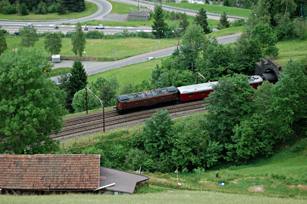 [Locomotiva elettrica storica Be 4/6 12320 di SBB Historic in transito
a Wassen all'uscita dalla Mittlere Entschigtalgalerie.  Dietro la
locomotiva si vede la carrozza ristorante 50 85 88-33 702-4 WR.
Wassen, 3 giugno 2017.]